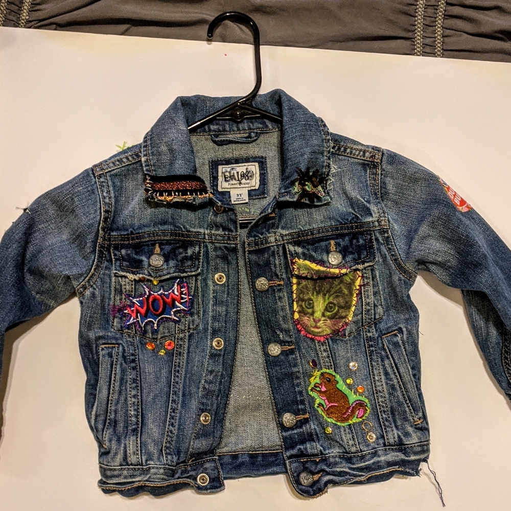 Kids repurposed denim jacket w vintage 70s iron on - Picture 2 of 6